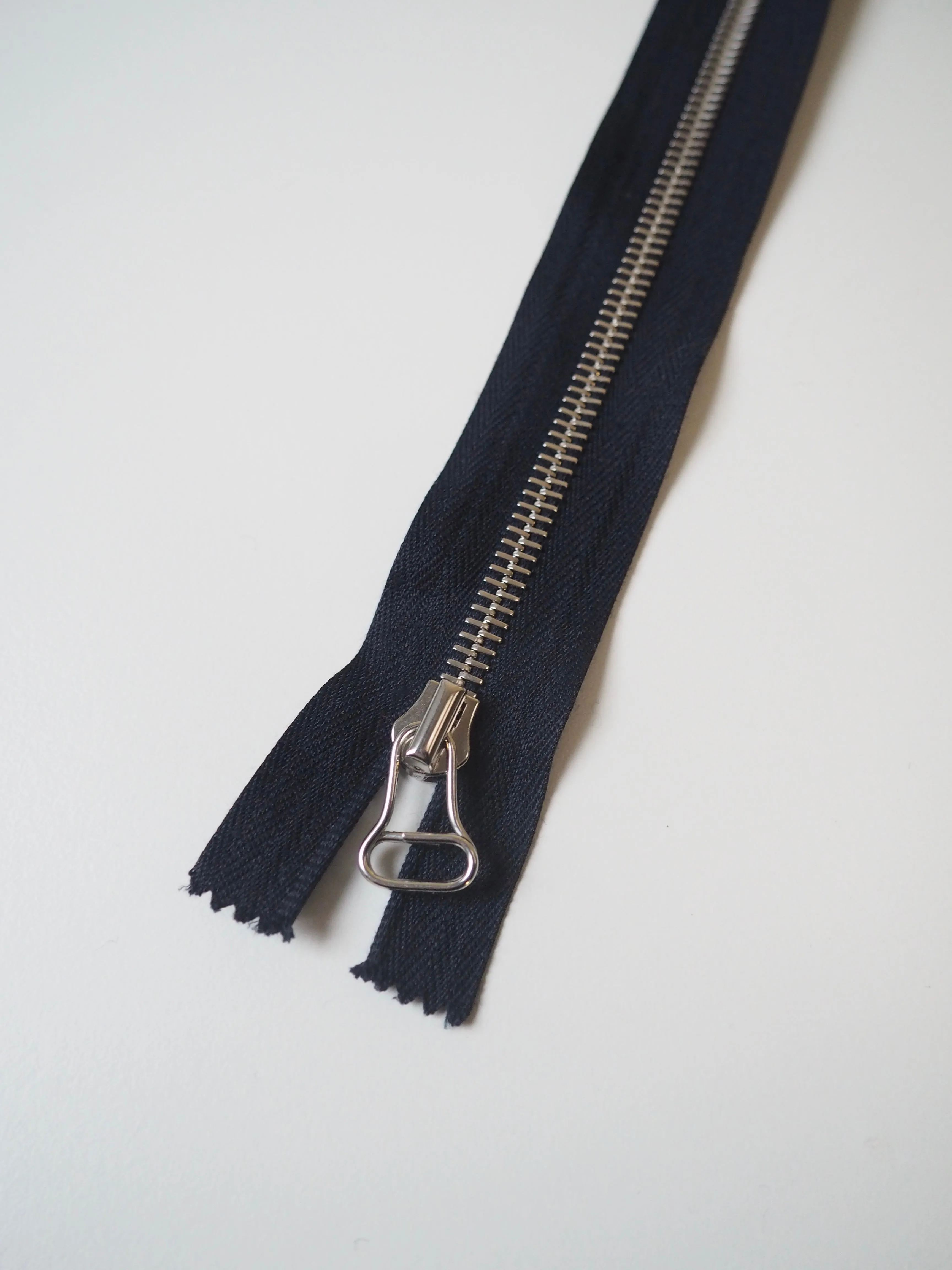 64cm/25in Navy Metal Teeth Open-Ended Zip