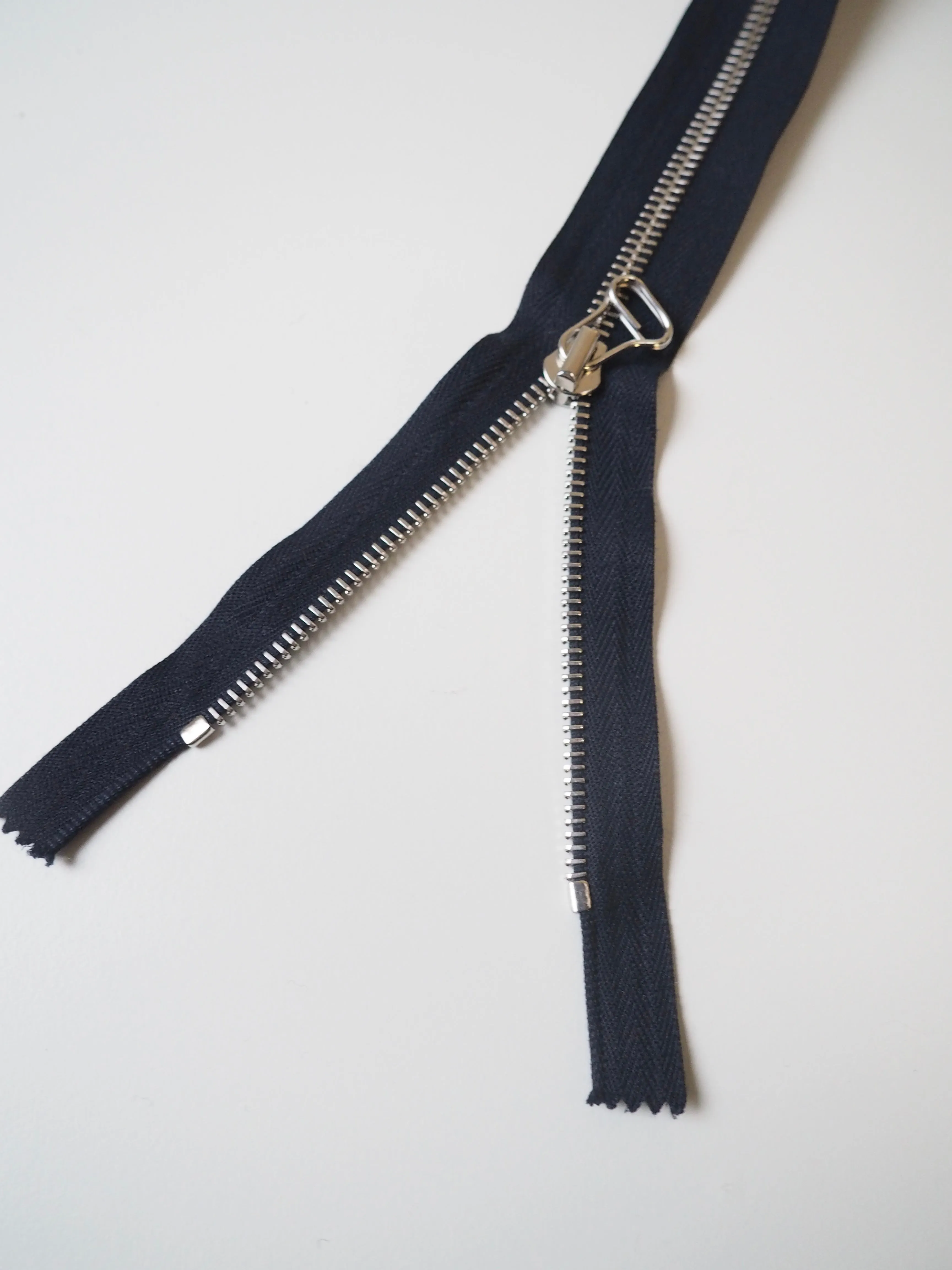 64cm/25in Navy Metal Teeth Open-Ended Zip