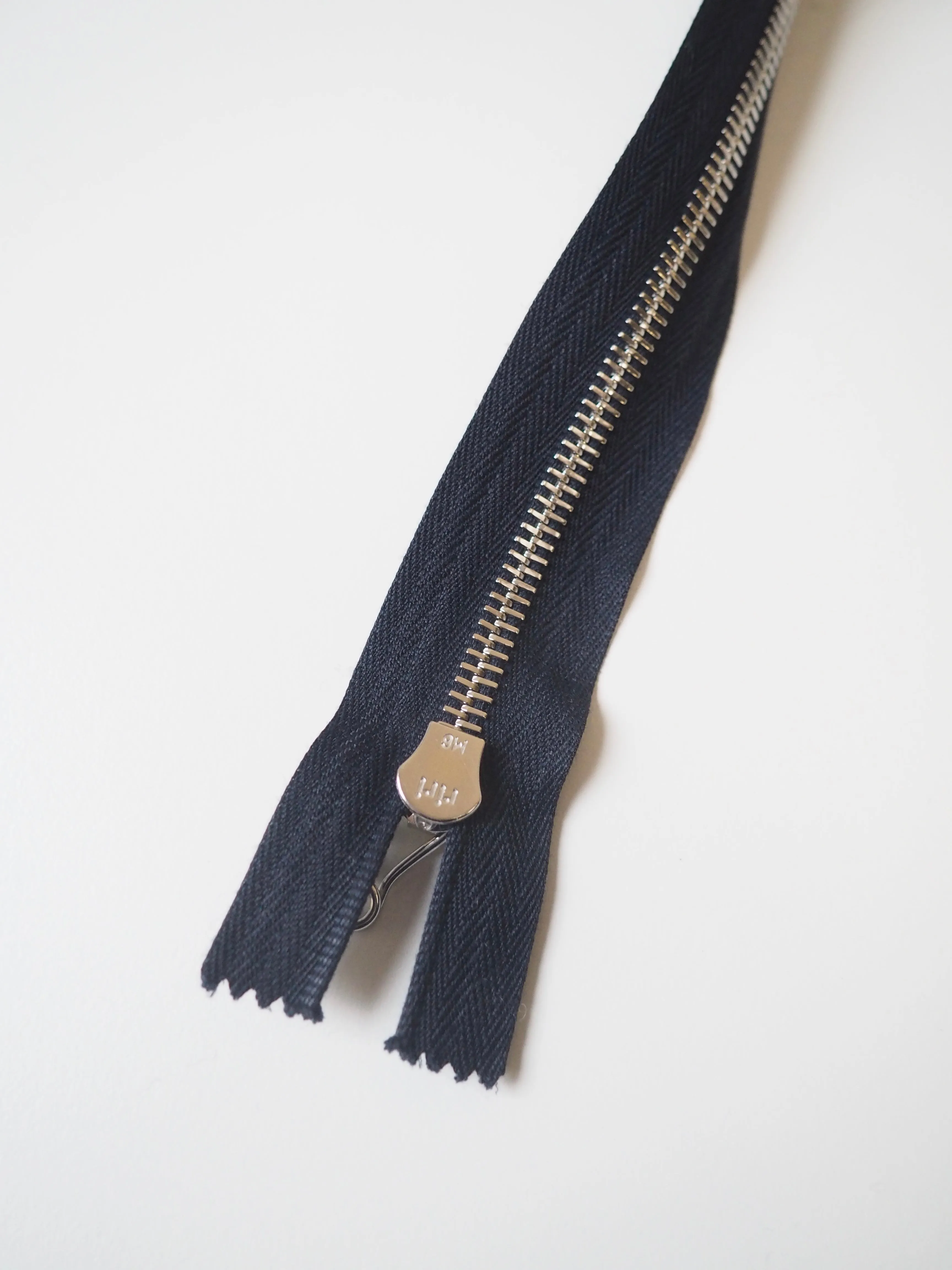 64cm/25in Navy Metal Teeth Open-Ended Zip